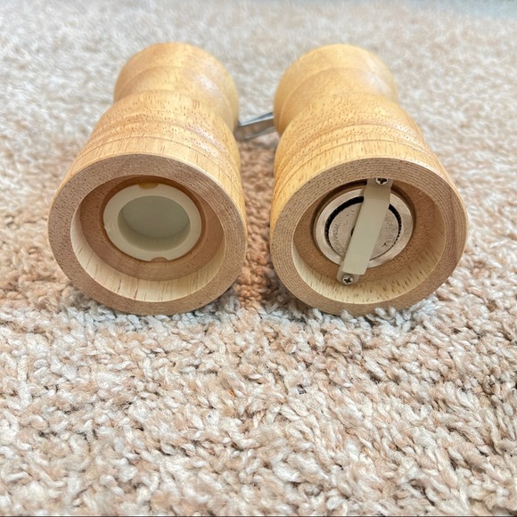 Wooden Salt Shaker and Pepper Grinder New - Picture 4 of 5